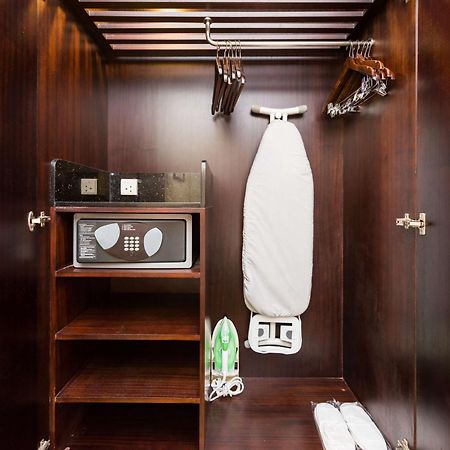 Radisson Blu Kochi Hotel Luaran gambar A hotel room wardrobe with a safe