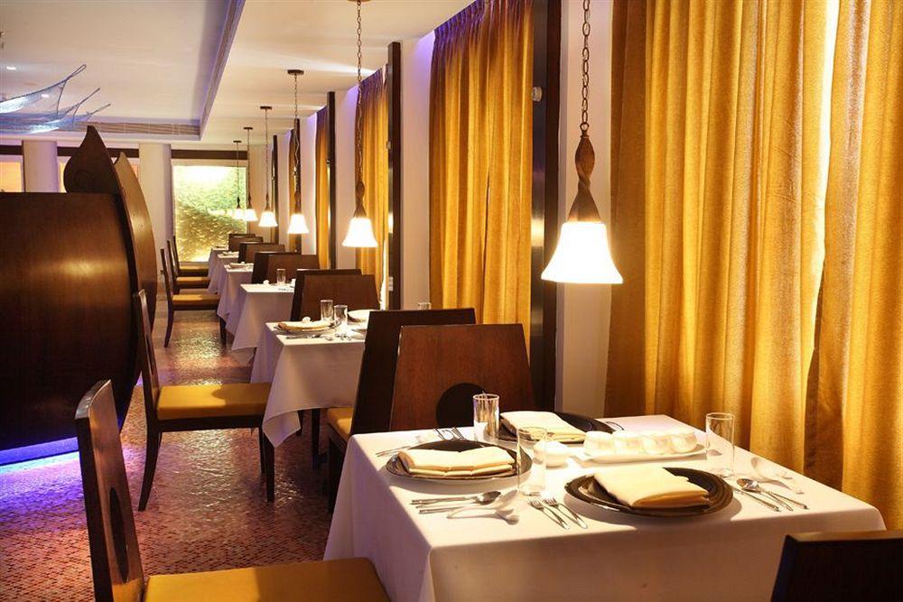 Radisson Blu Kochi Hotel Restoran gambar The interior of the restaurant