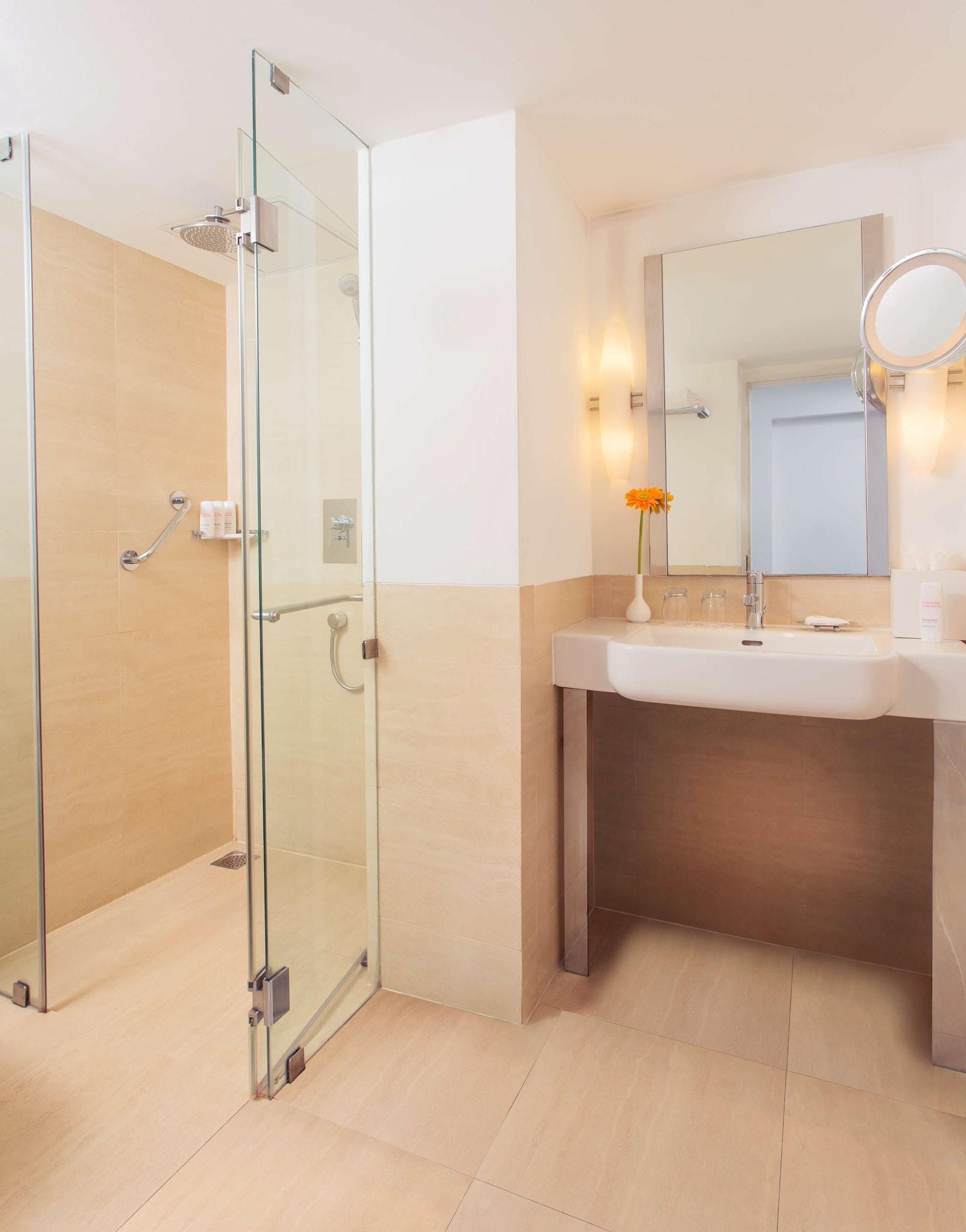 Radisson Blu Kochi Hotel Luaran gambar A shower cubicle