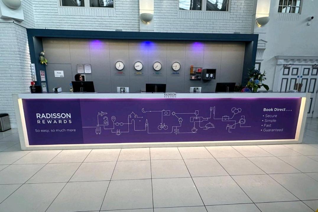 Radisson Blu Kochi Hotel Luaran gambar The Radisson Rewards desk at the Radisson Blu Hotel, Brussels Airport