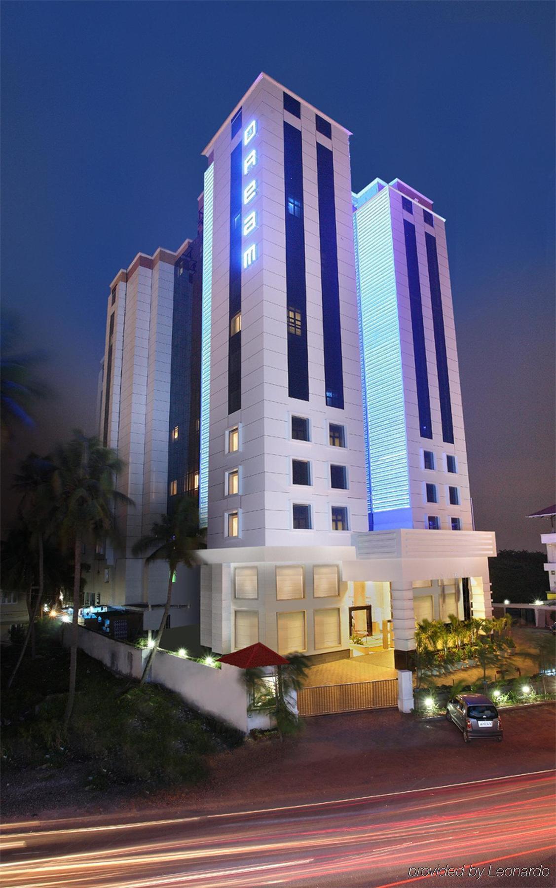 Radisson Blu Kochi Hotel Luaran gambar The hotel at night