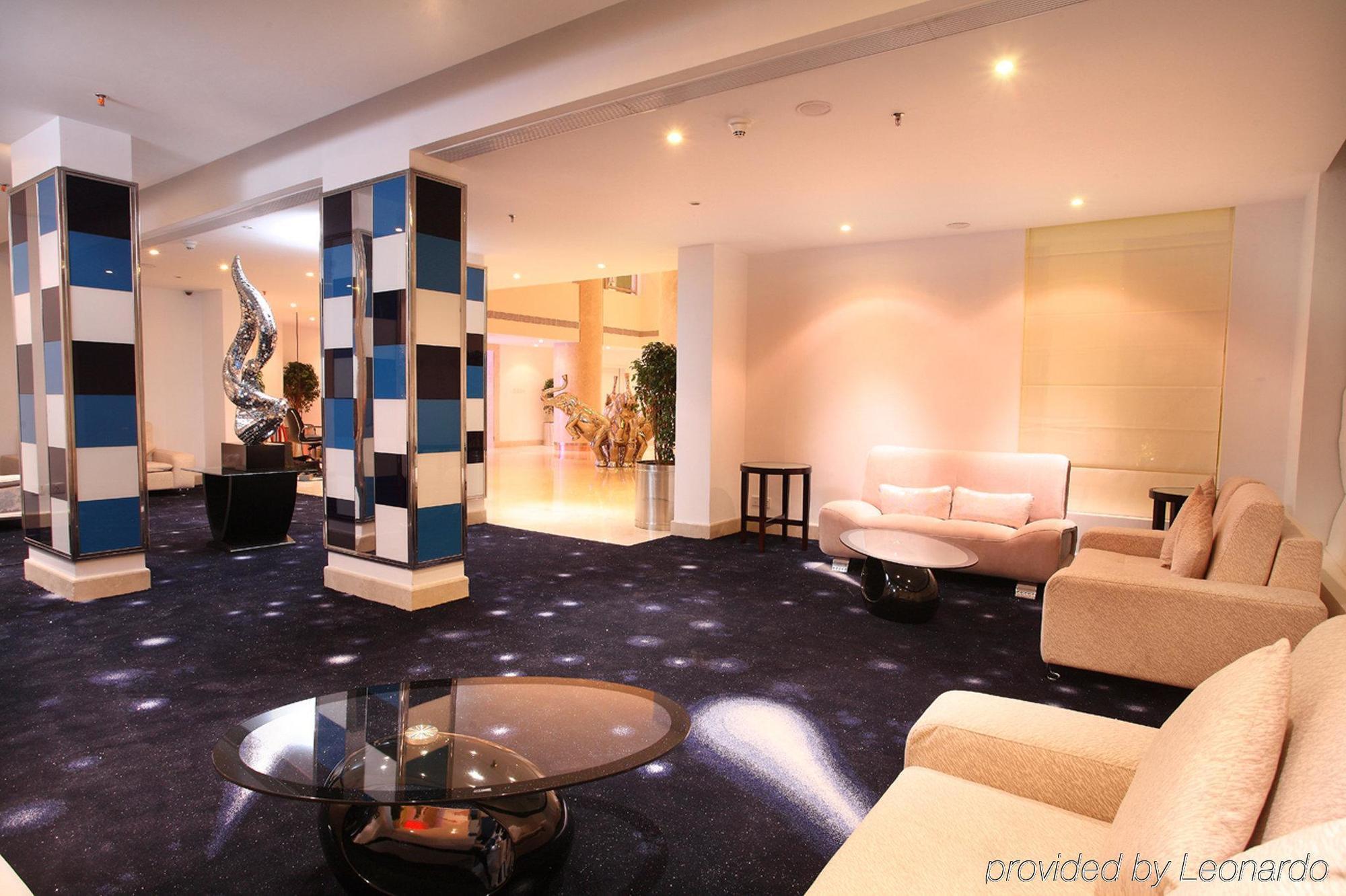 Radisson Blu Kochi Hotel Dalaman gambar The lobby of the hotel