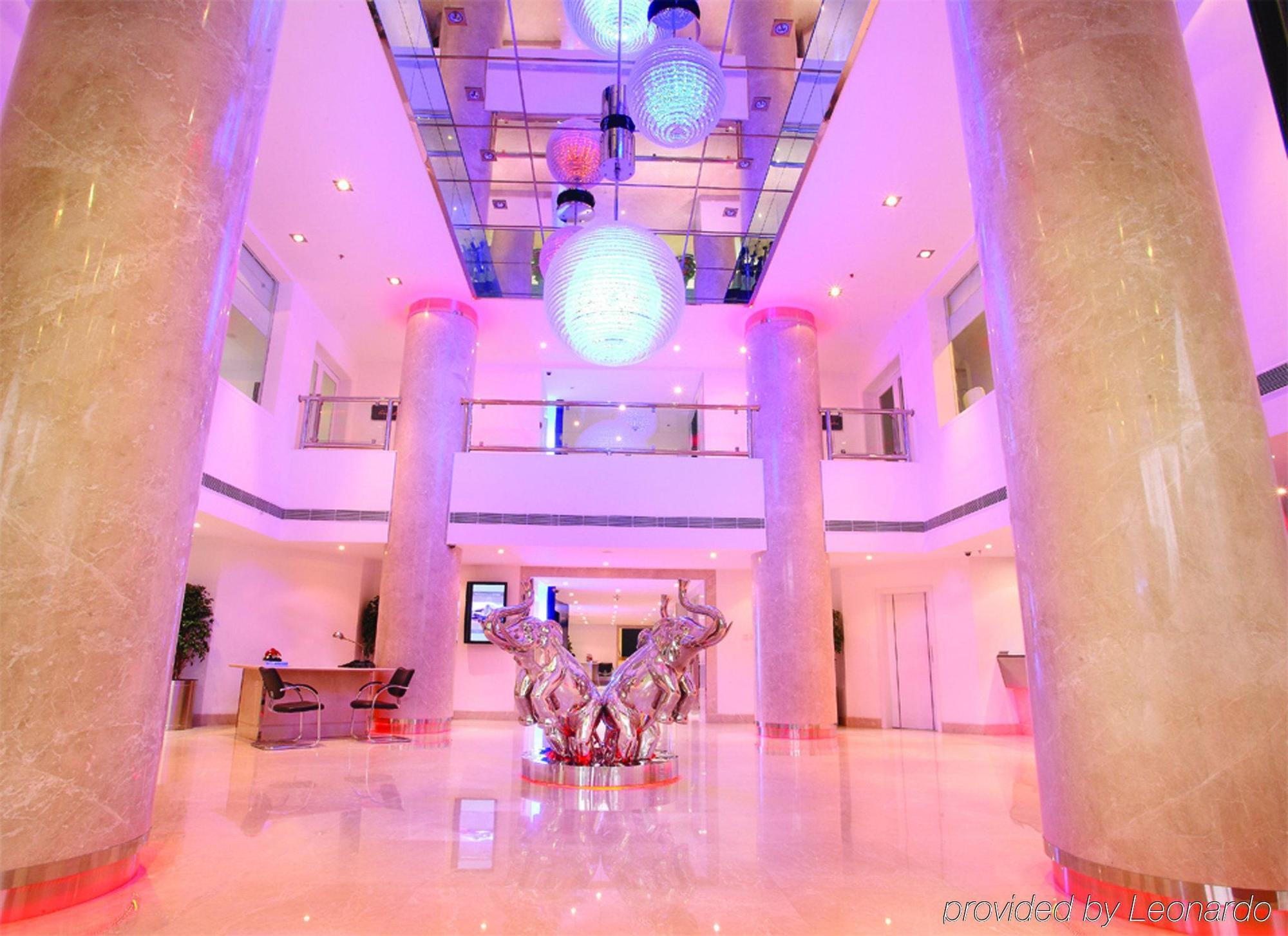 Radisson Blu Kochi Hotel Dalaman gambar The lobby of the hotel