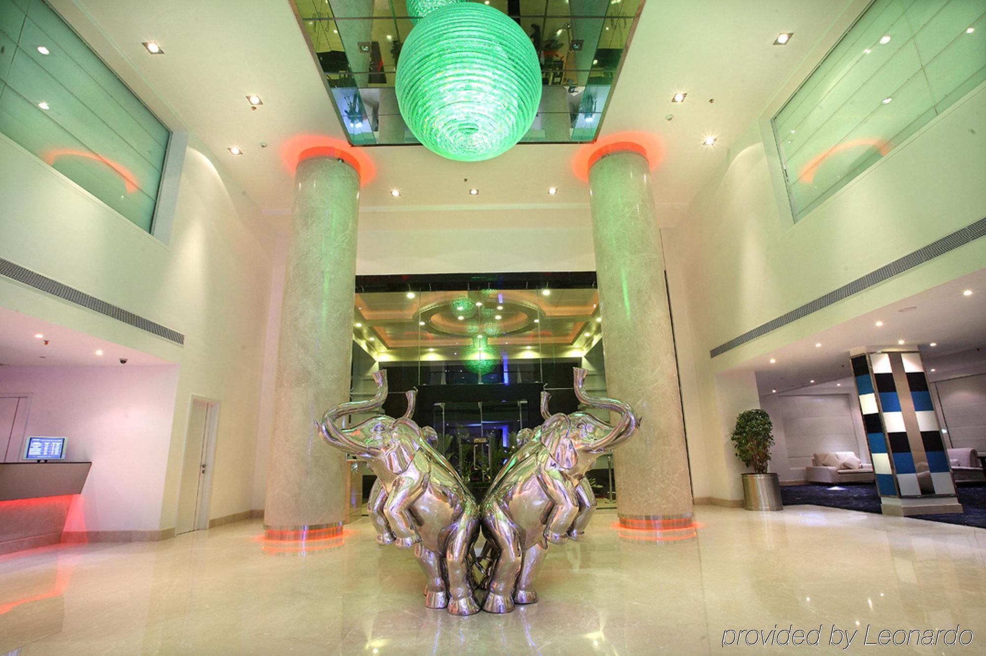 Radisson Blu Kochi Hotel Dalaman gambar The lobby of the hotel