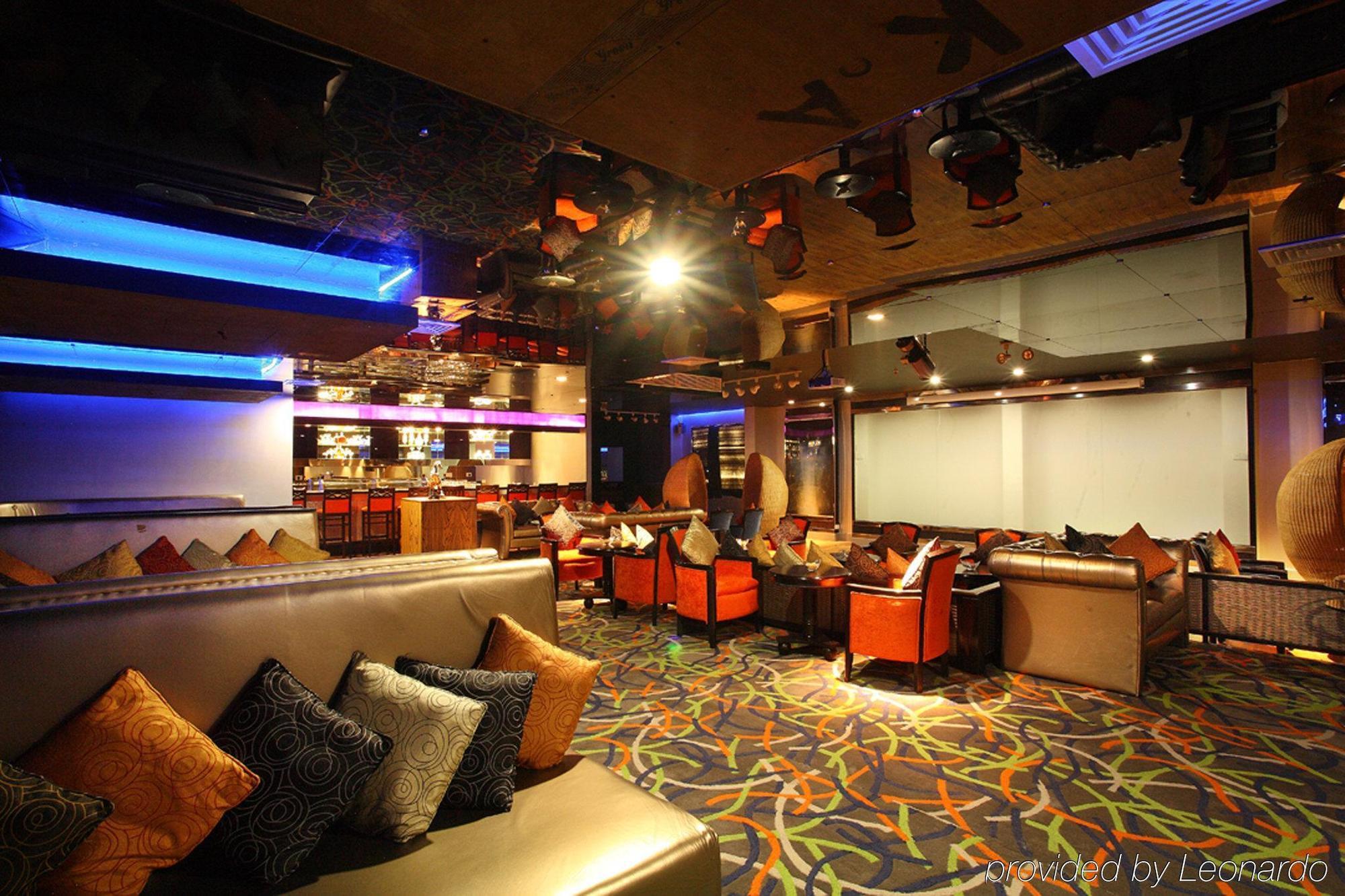 Radisson Blu Kochi Hotel Dalaman gambar The interior of the club