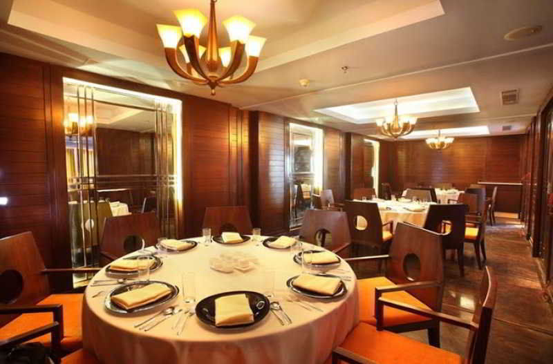 Radisson Blu Kochi Hotel Restoran gambar The interior of the restaurant