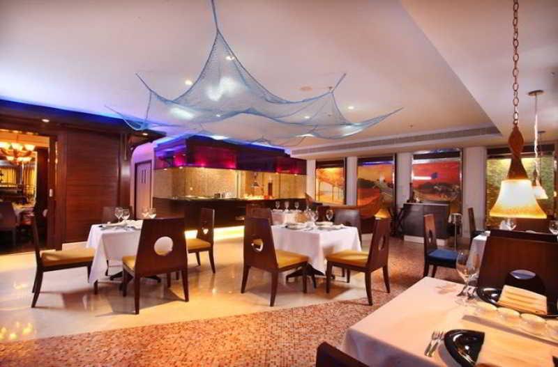 Radisson Blu Kochi Hotel Restoran gambar The interior of the restaurant