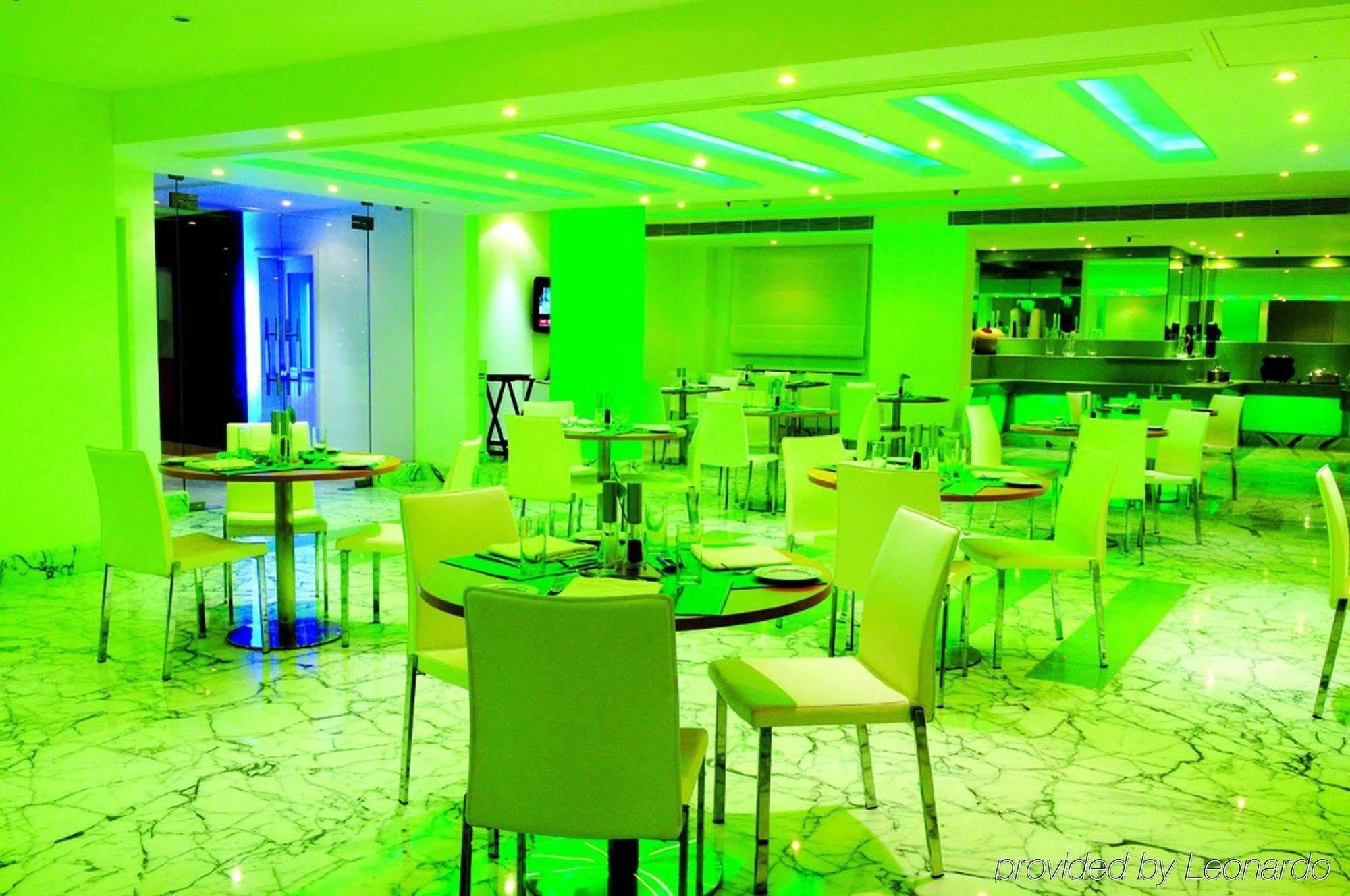 Radisson Blu Kochi Hotel Luaran gambar The Green Restaurant
