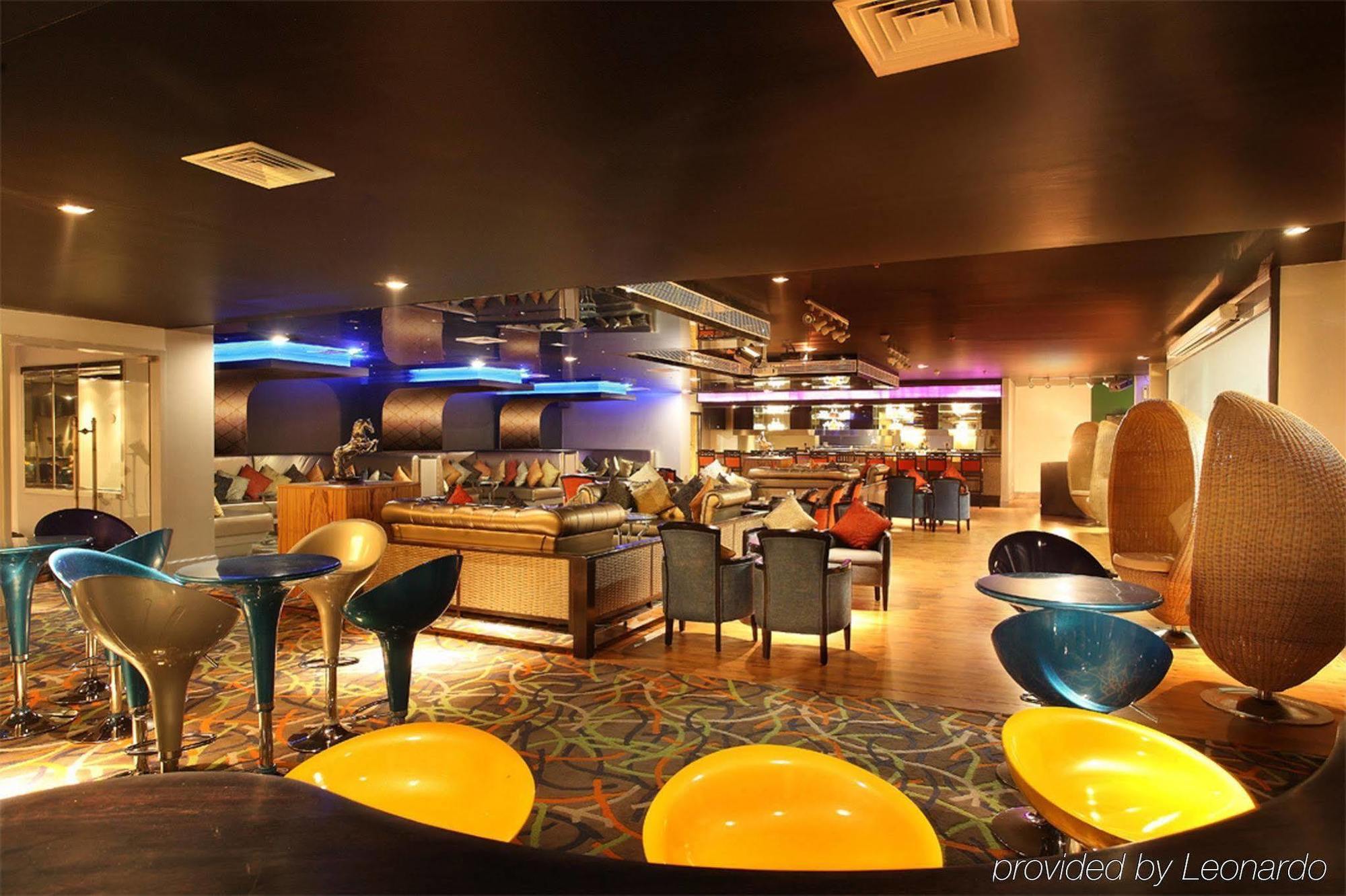 Radisson Blu Kochi Hotel Luaran gambar The interior of the restaurant