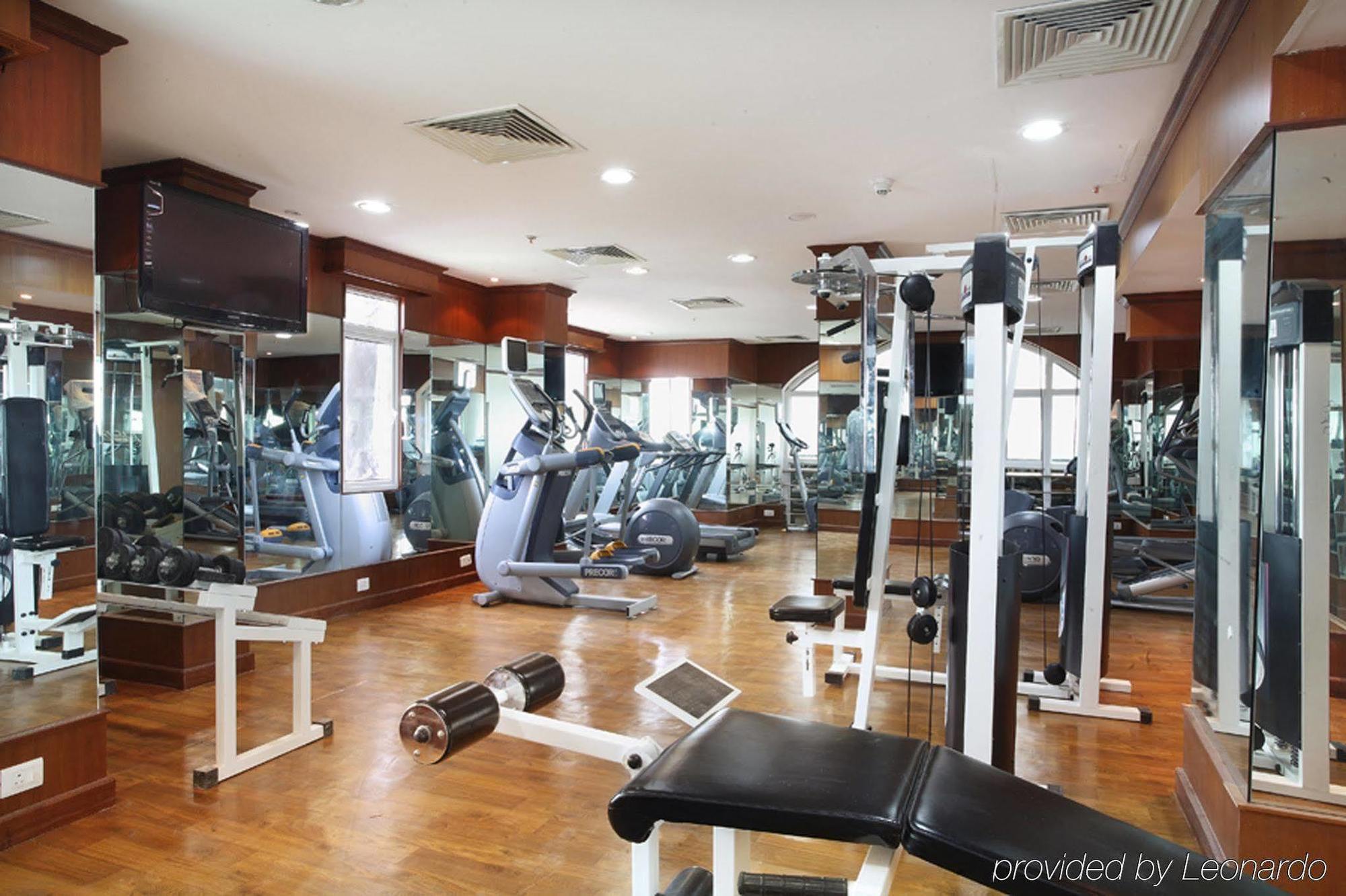 Radisson Blu Kochi Hotel Kemudahan gambar The gym at the hotel