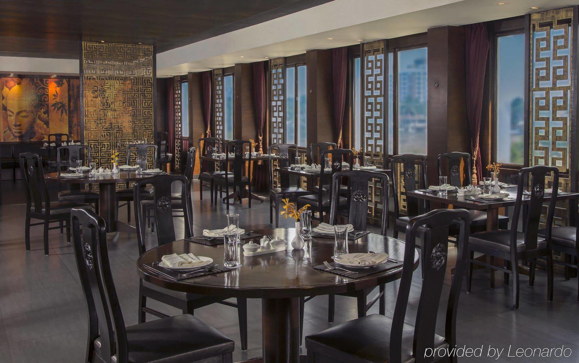 Radisson Blu Kochi Hotel Luaran gambar The interior of the restaurant