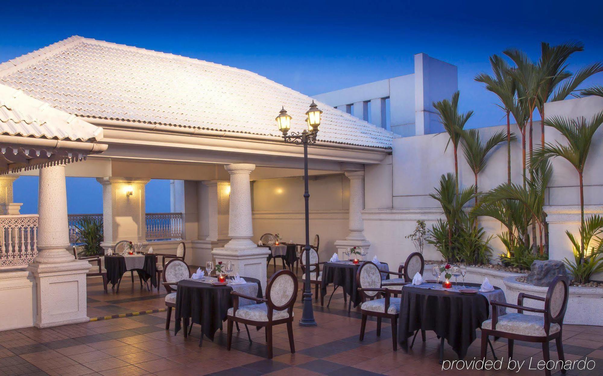 Radisson Blu Kochi Hotel Luaran gambar The Terrace