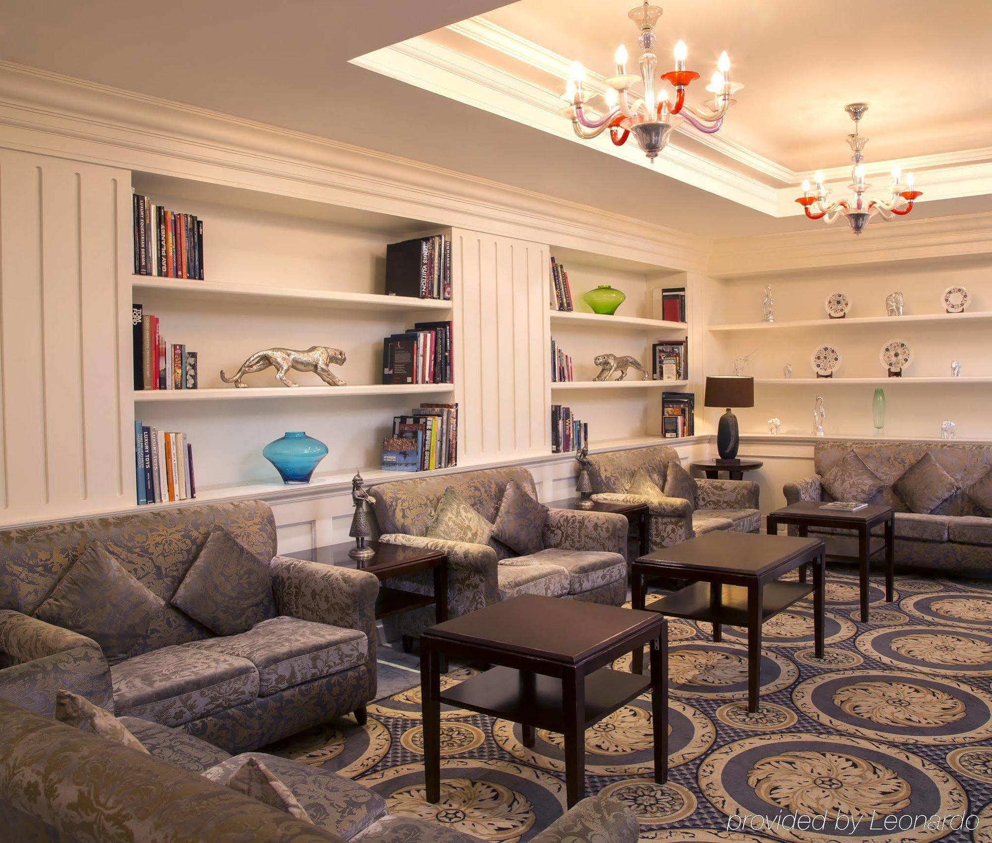 Radisson Blu Kochi Hotel Luaran gambar Library