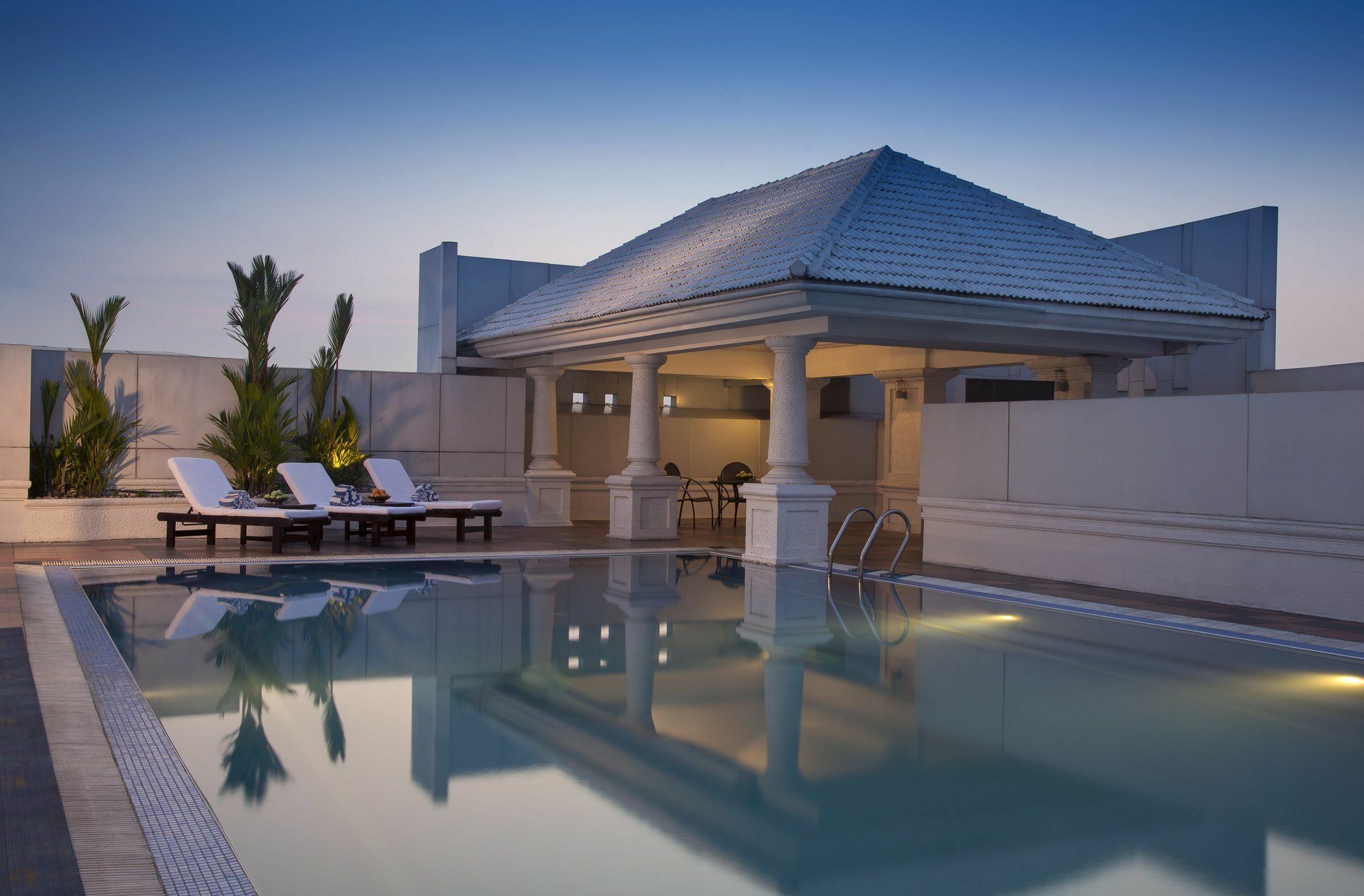 Radisson Blu Kochi Hotel Luaran gambar The swimming pool at the hotel
